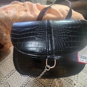 Chic Black Croc-Embossed Crossbody Bag